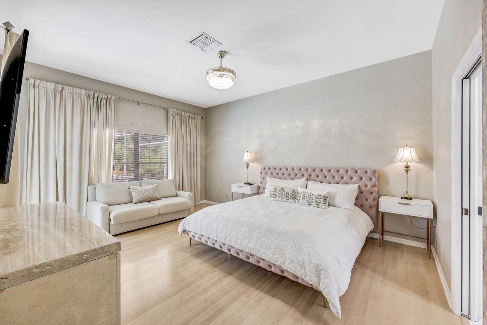 Lux Family 3 Bedroom With Pool Walk To And Mercato *