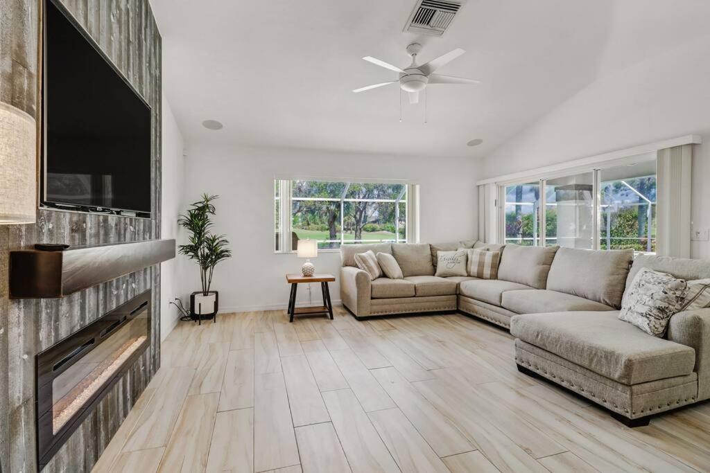Spacious Luxury With Heated Pool And Hot Tub Villa