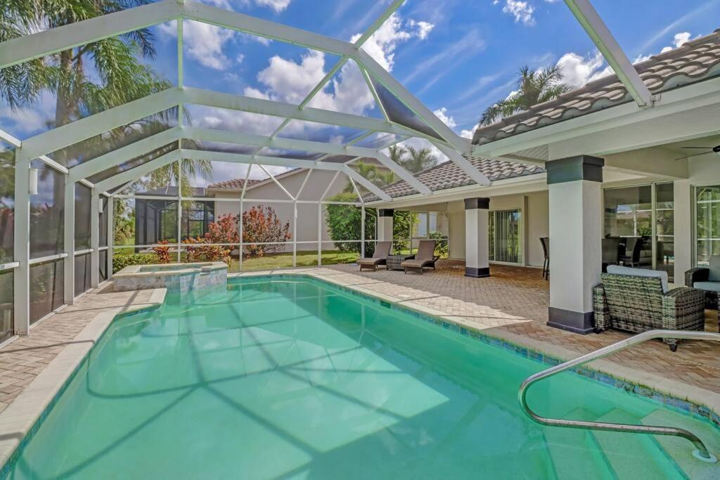 Spacious Luxury With Heated Pool And Hot Tub Villa *