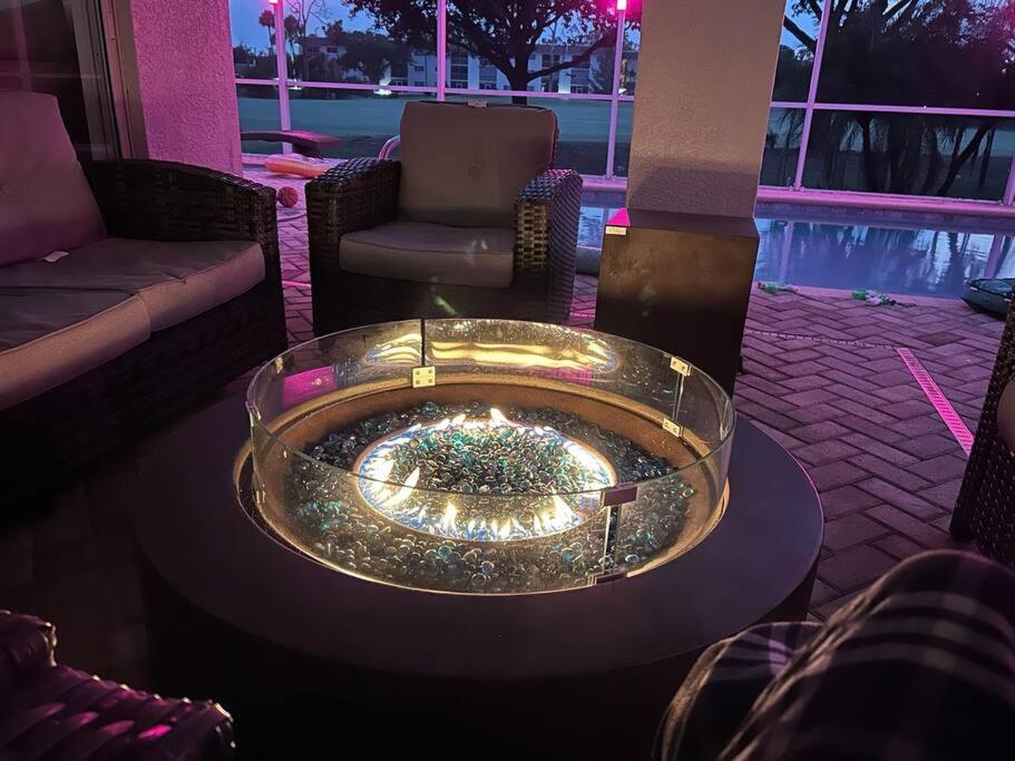 Spacious Luxury With Heated Pool And Hot Tub Villa *