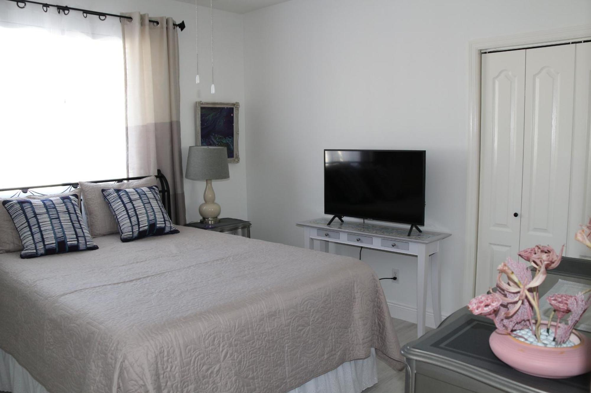 De Charme With Heated Salt Water Pool And Naples