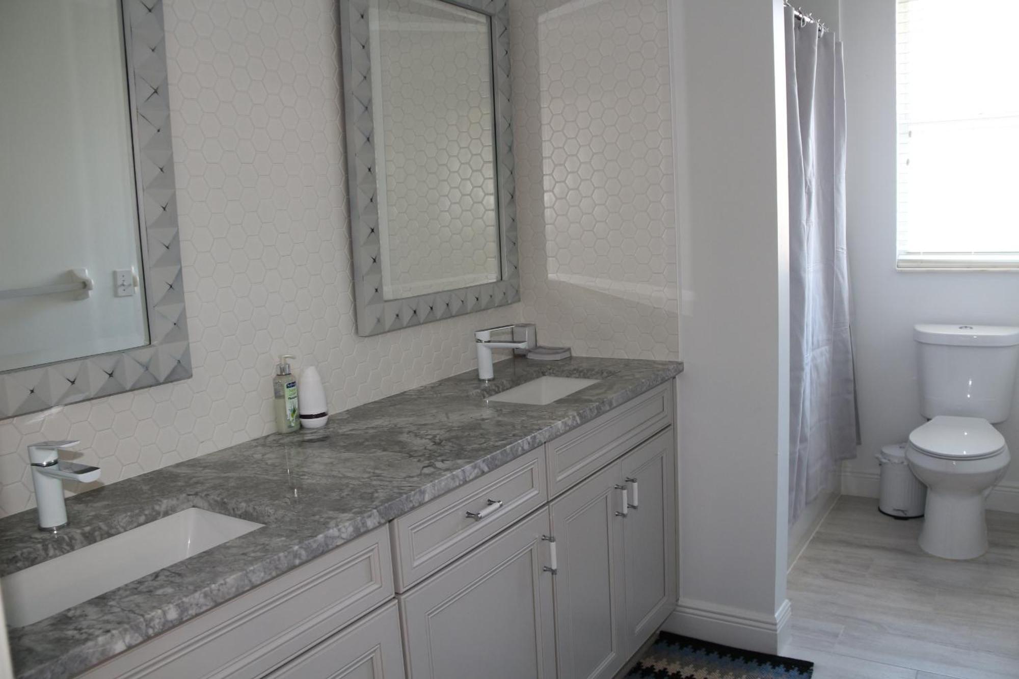 De Charme With Heated Salt Water Pool And *