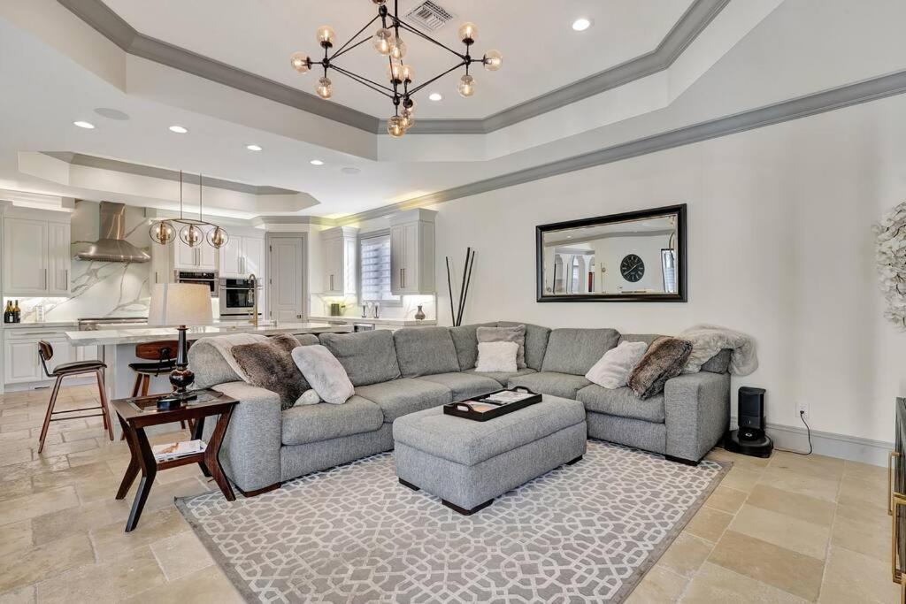 Luxury Estate Near Beaches & 5th Avenue *