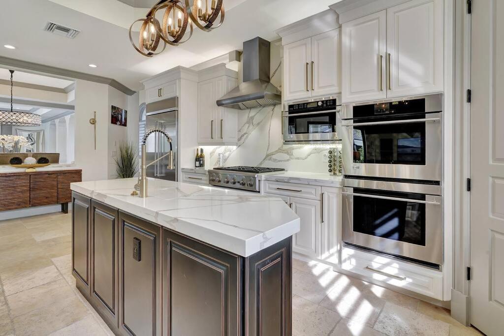 Luxury Estate Near Beaches & 5th Avenue Naples