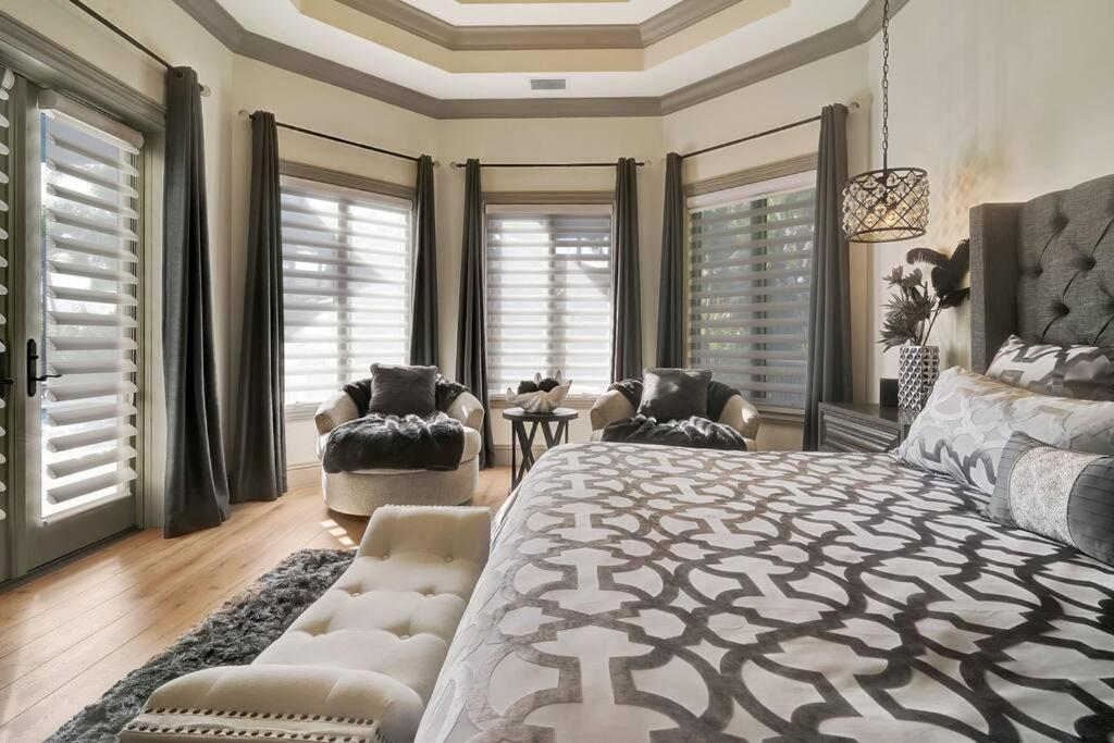 Luxury Estate Near Beaches & 5th Avenue Naples