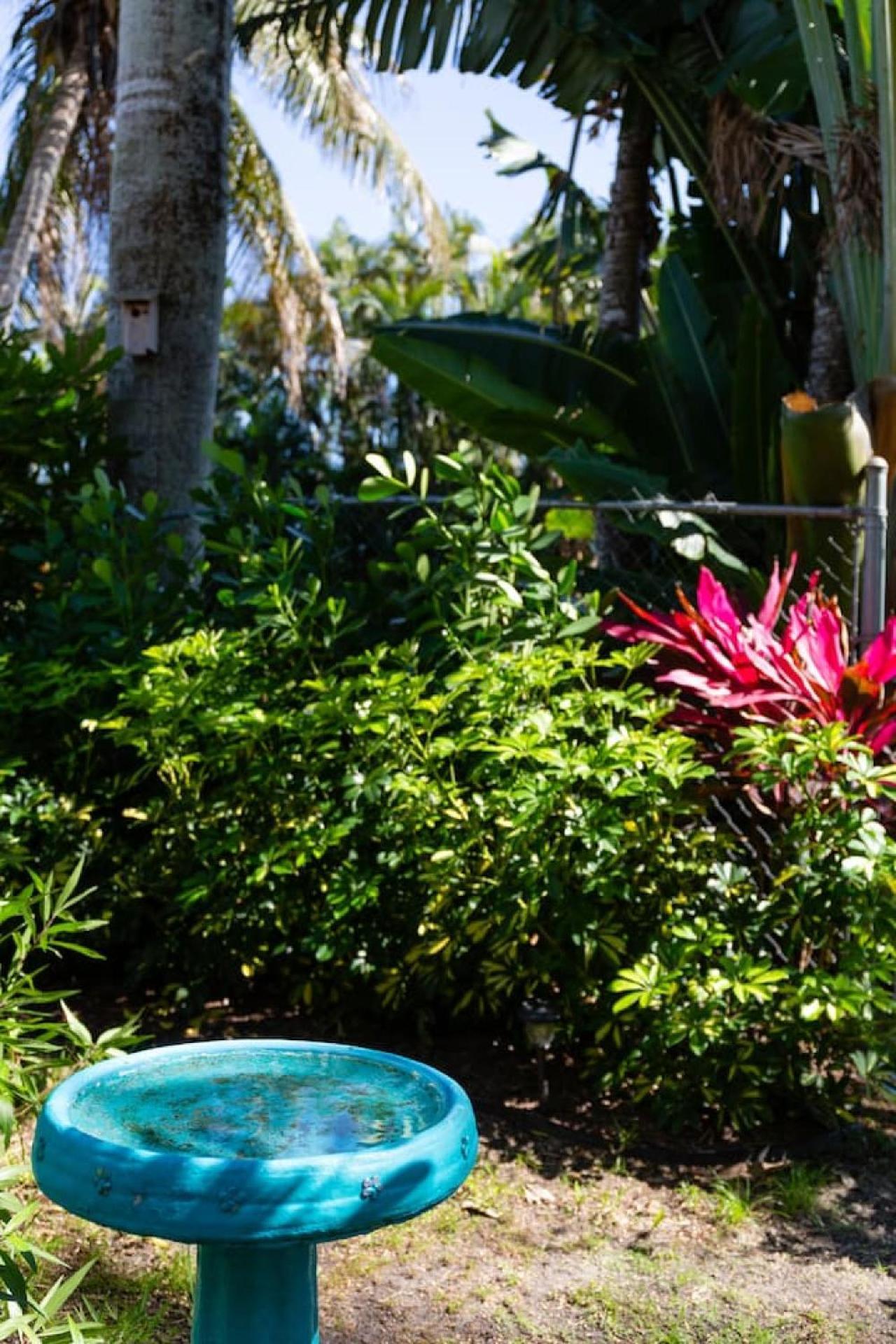 Garden Just Minutes To Sandy Beaches Apartment