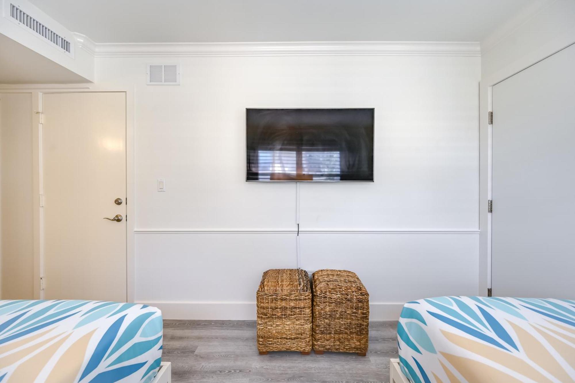 Apartment Updated Dtwn Across From Beach!