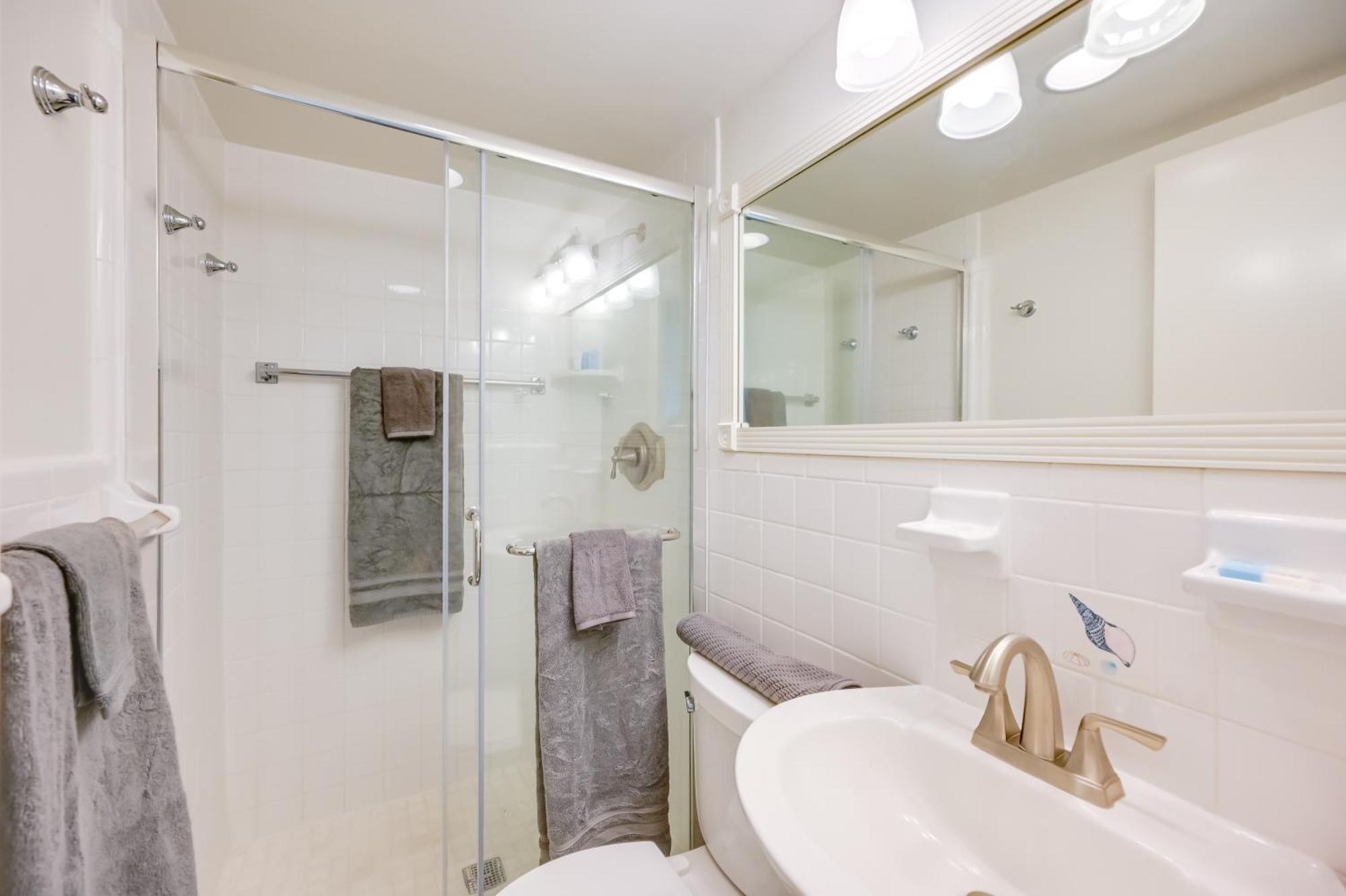 Apartment Updated Dtwn Across From Beach! *