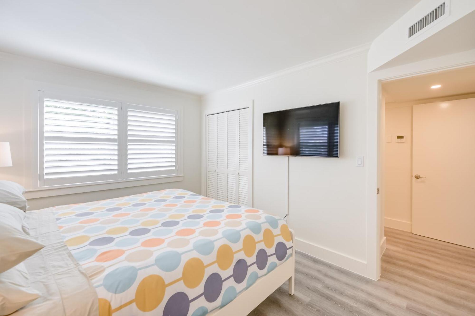 Apartment Updated Dtwn Across From Beach! Naples