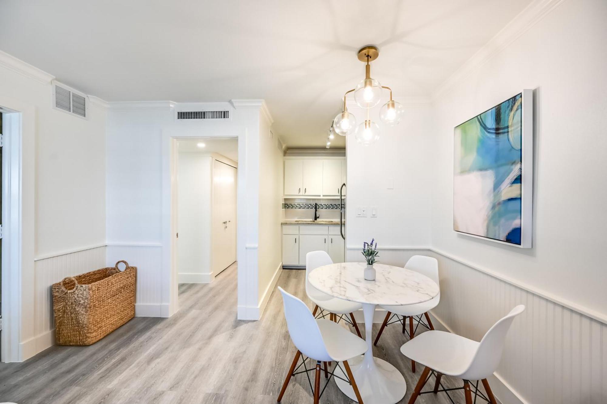 Apartment Updated Dtwn Across From Beach!
