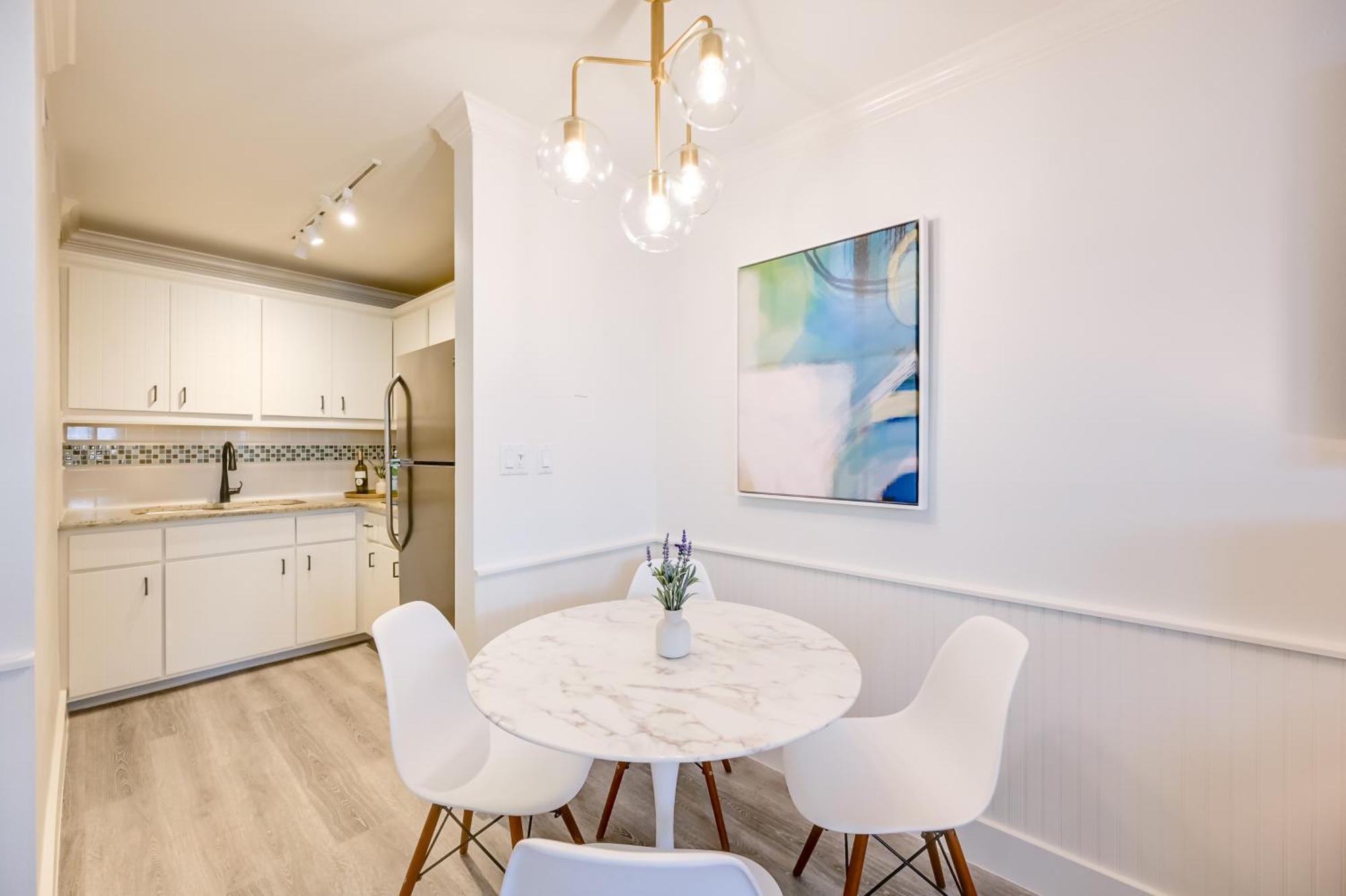 Updated Dtwn Across From Beach! Apartment *
