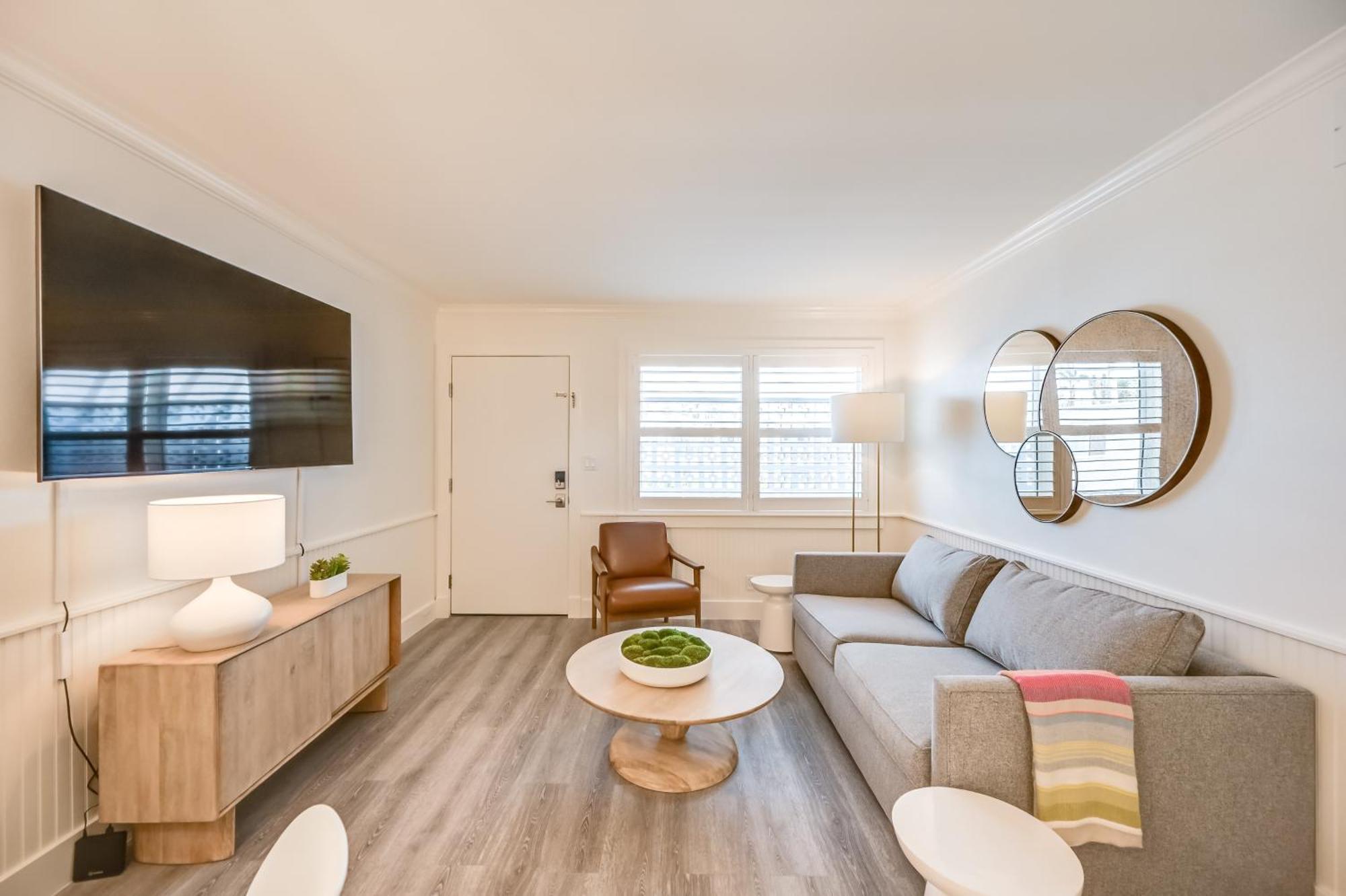 Apartment Updated Dtwn Across From Beach! *