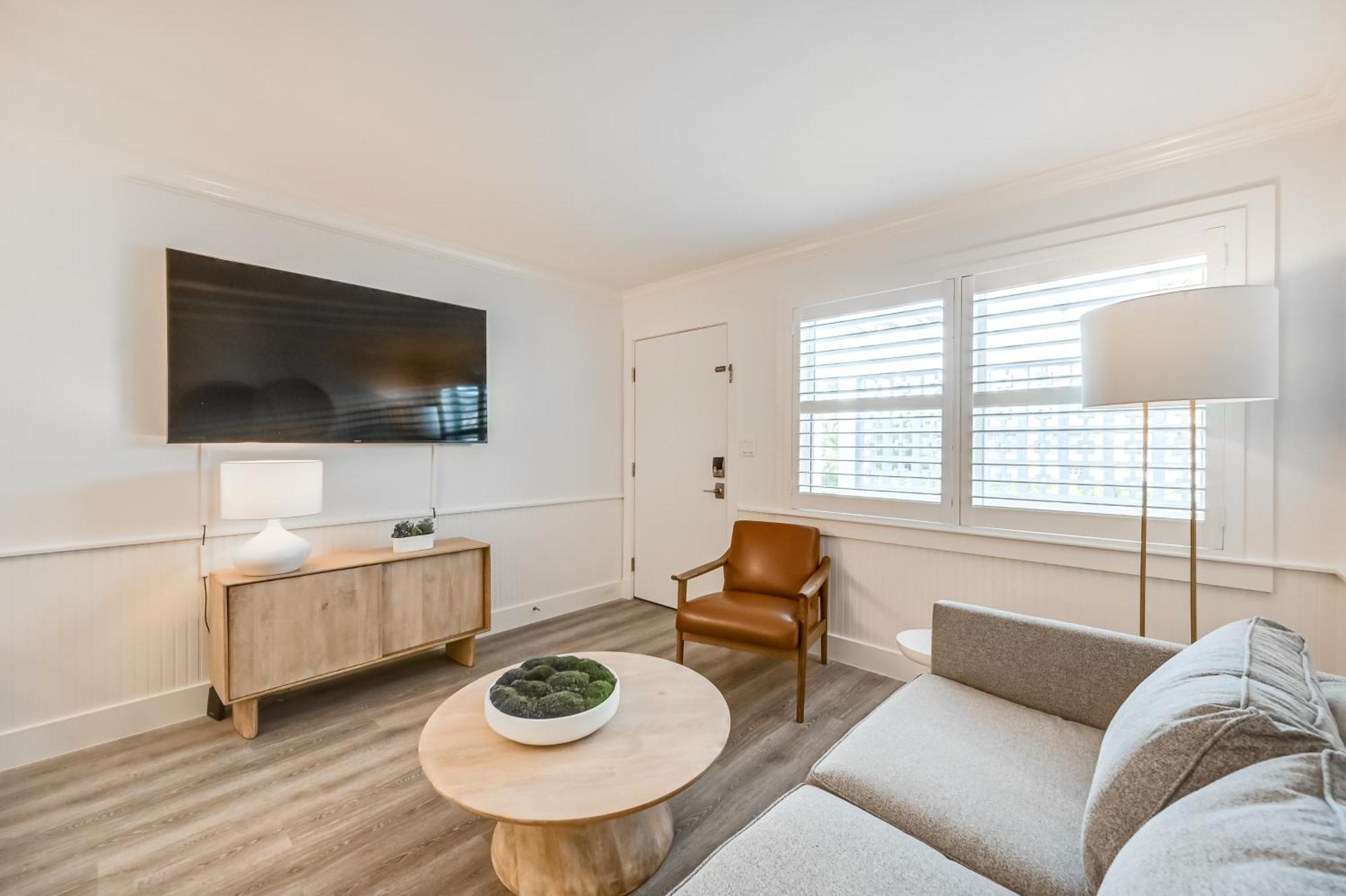 Apartment Updated Dtwn Across From Beach! Naples