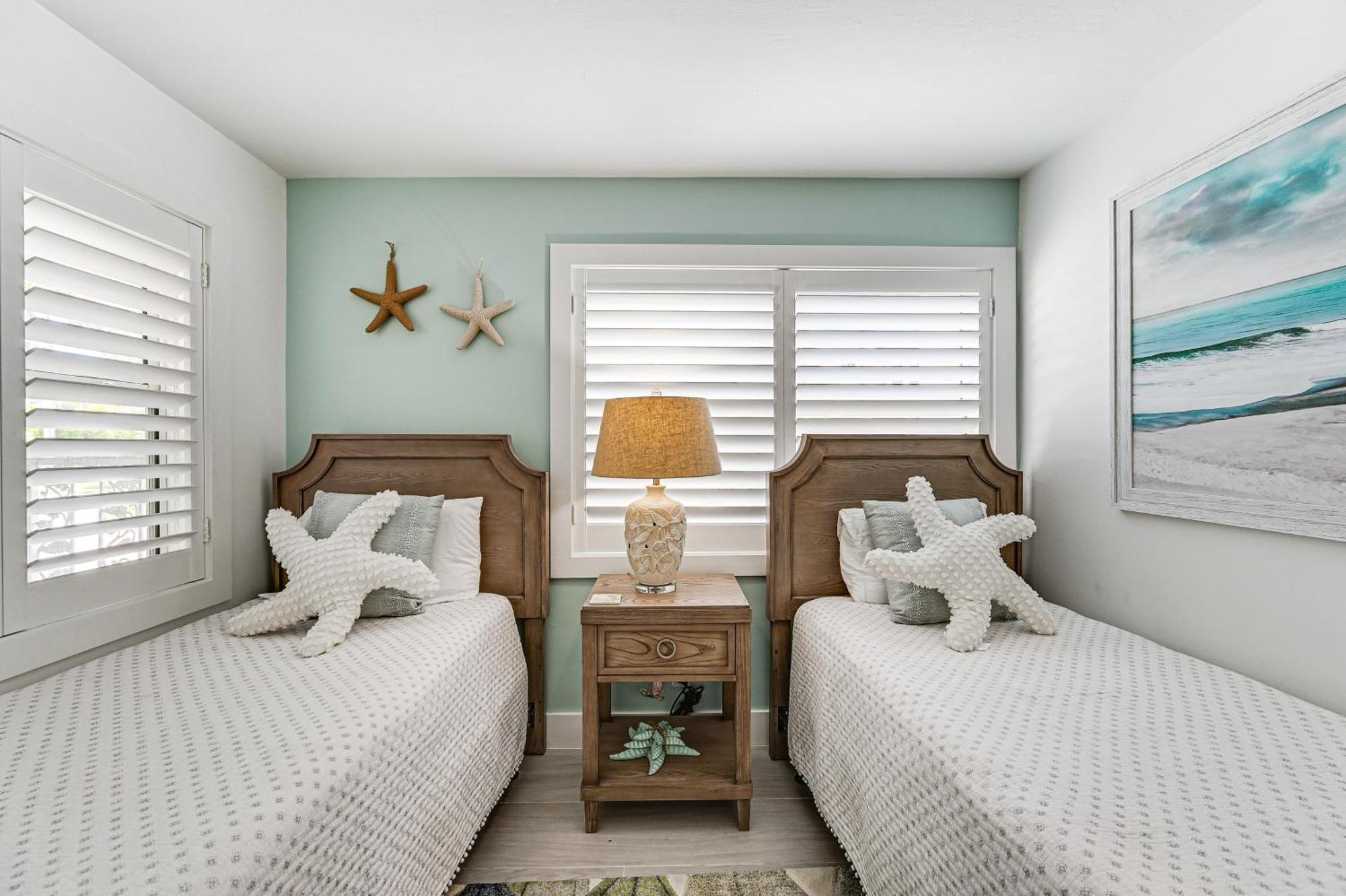 Coastal Downtown - Walk To The Beach! Apartment Naples