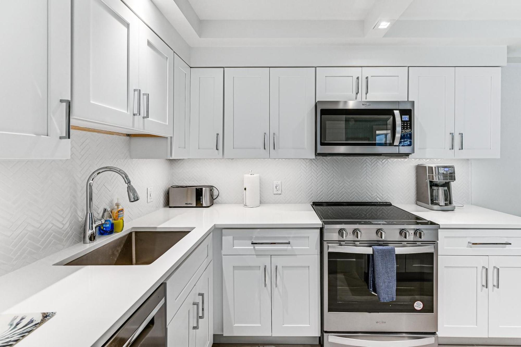 Coastal Downtown - Walk To The Beach! Apartment
