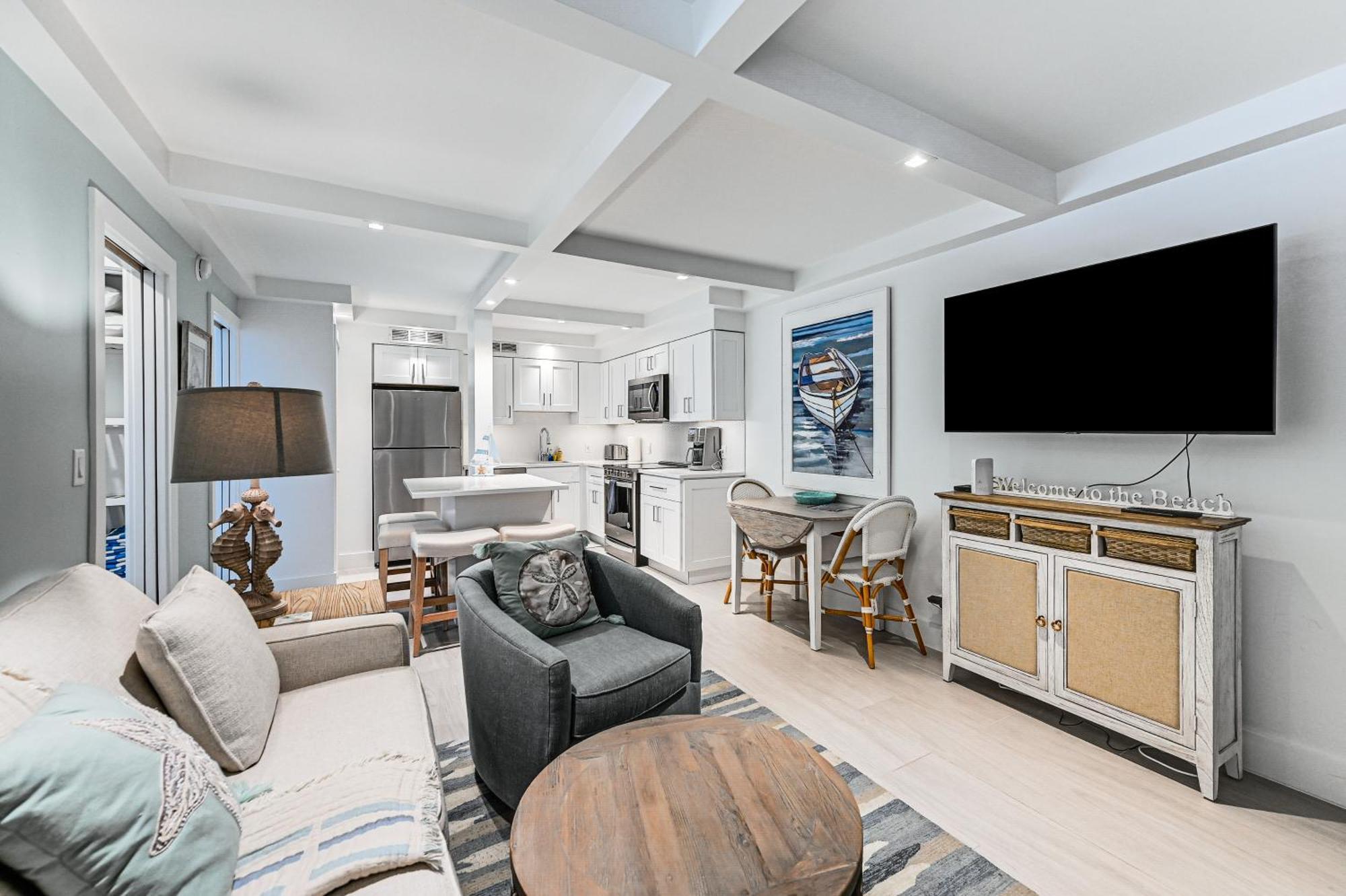 Coastal Downtown - Walk To The Beach! Apartment *