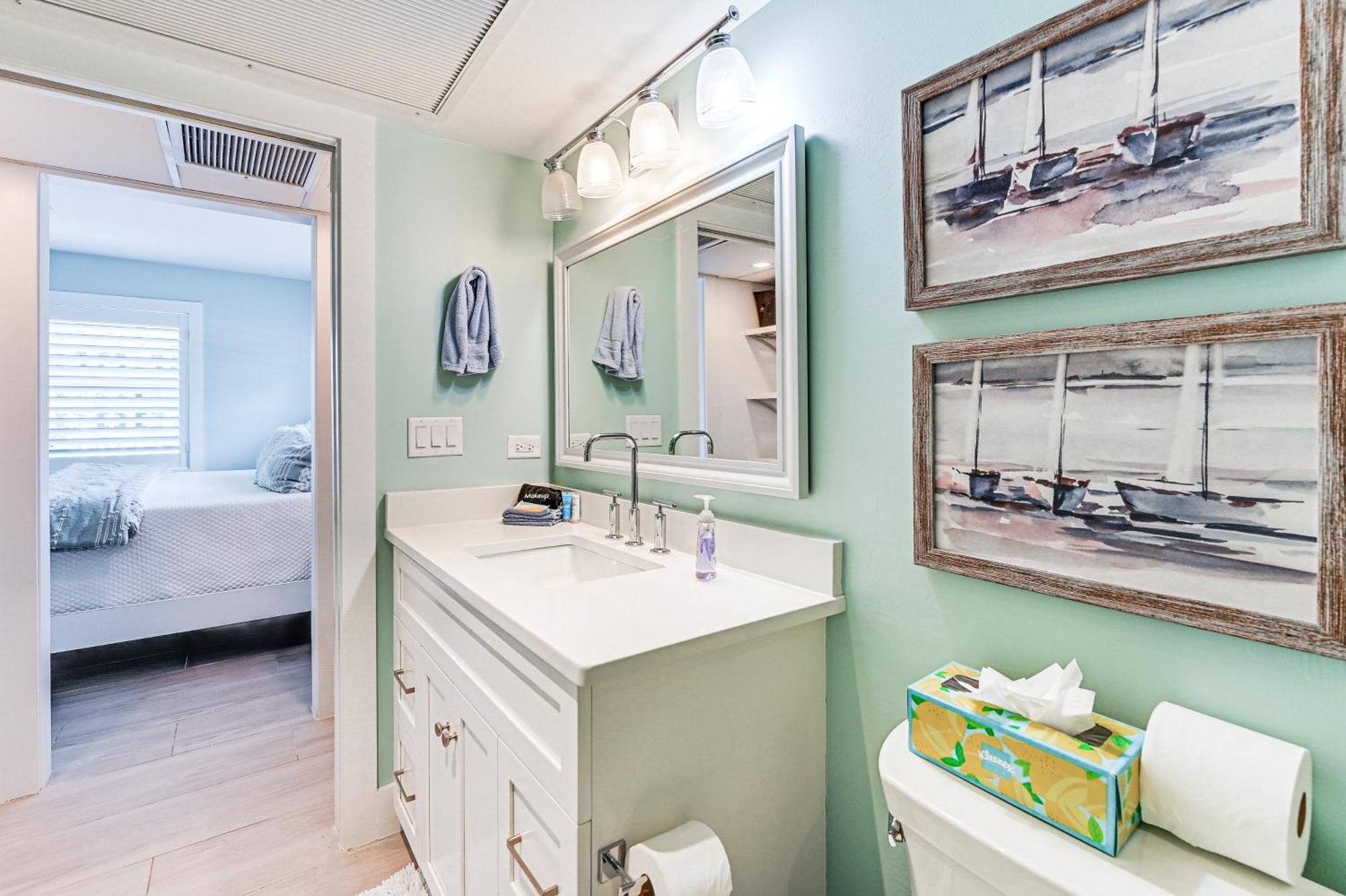 Coastal Downtown - Walk To The Beach! Apartment