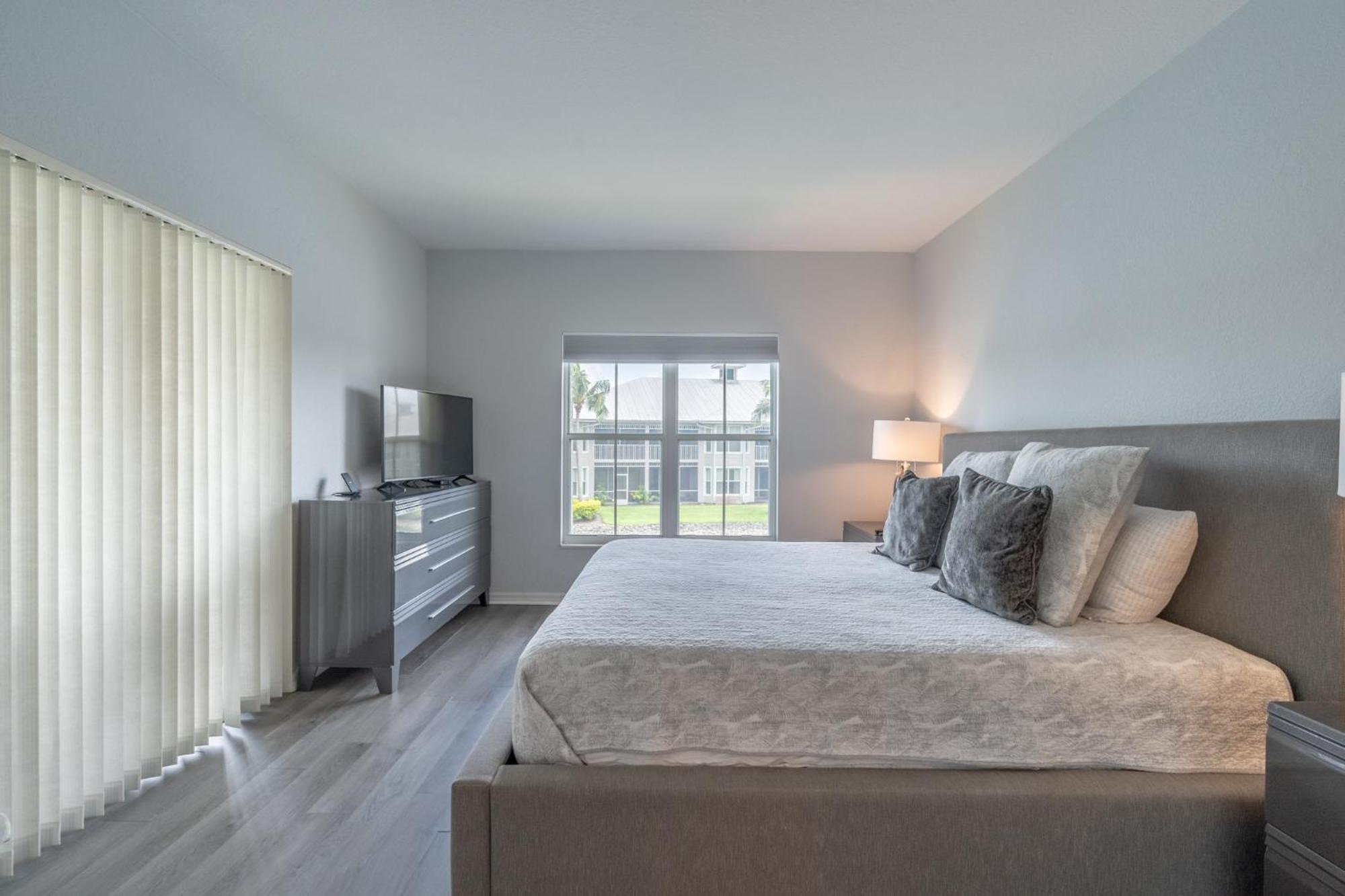 Spacious 2 Bedroom Lely Fl * Naples