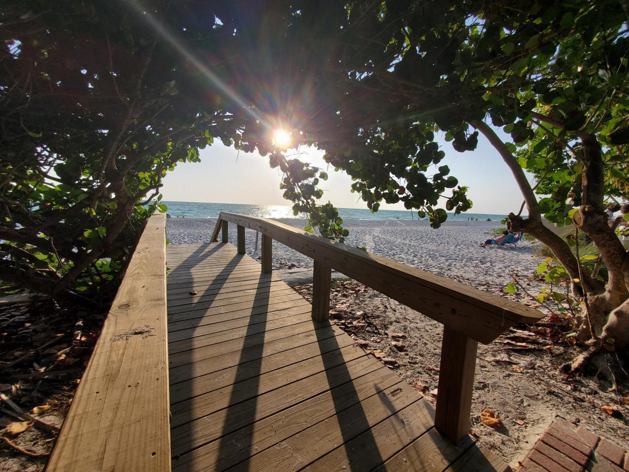 Bay With Fabulous Amenities, Near & Downtown! Naples
