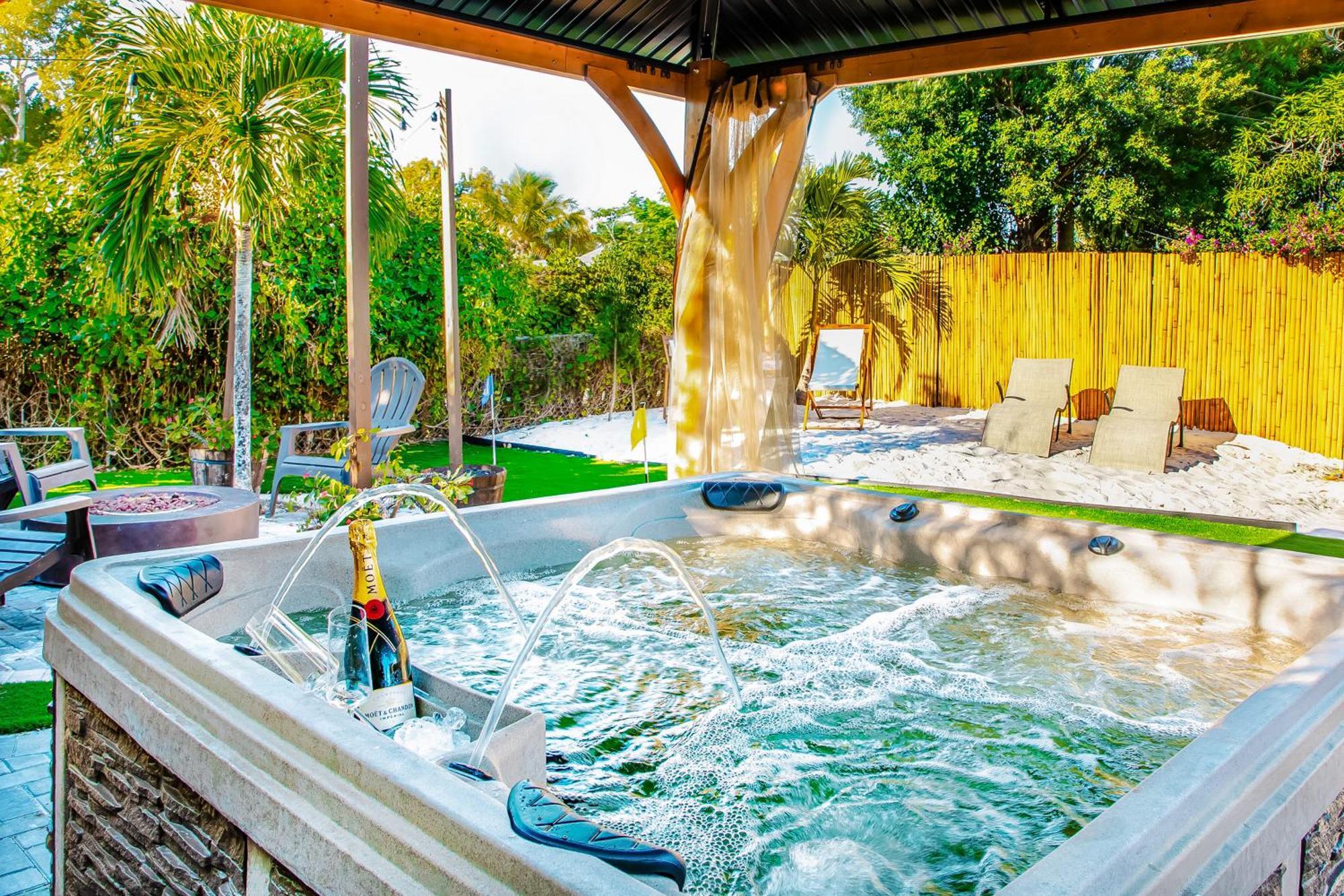 Coastal With Mini Golf, Private &spa Naples