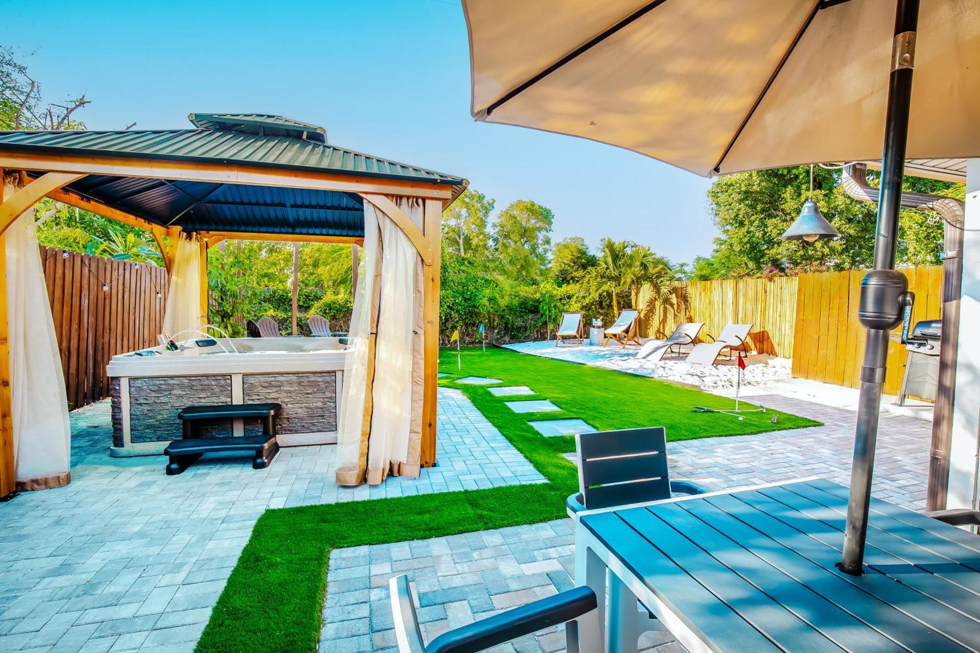 Coastal With Mini Golf, Private &spa Naples