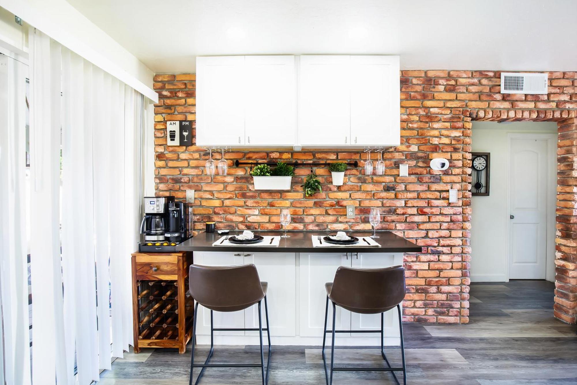Brick Enclave With Mini Golf & Spa, 5mins To
