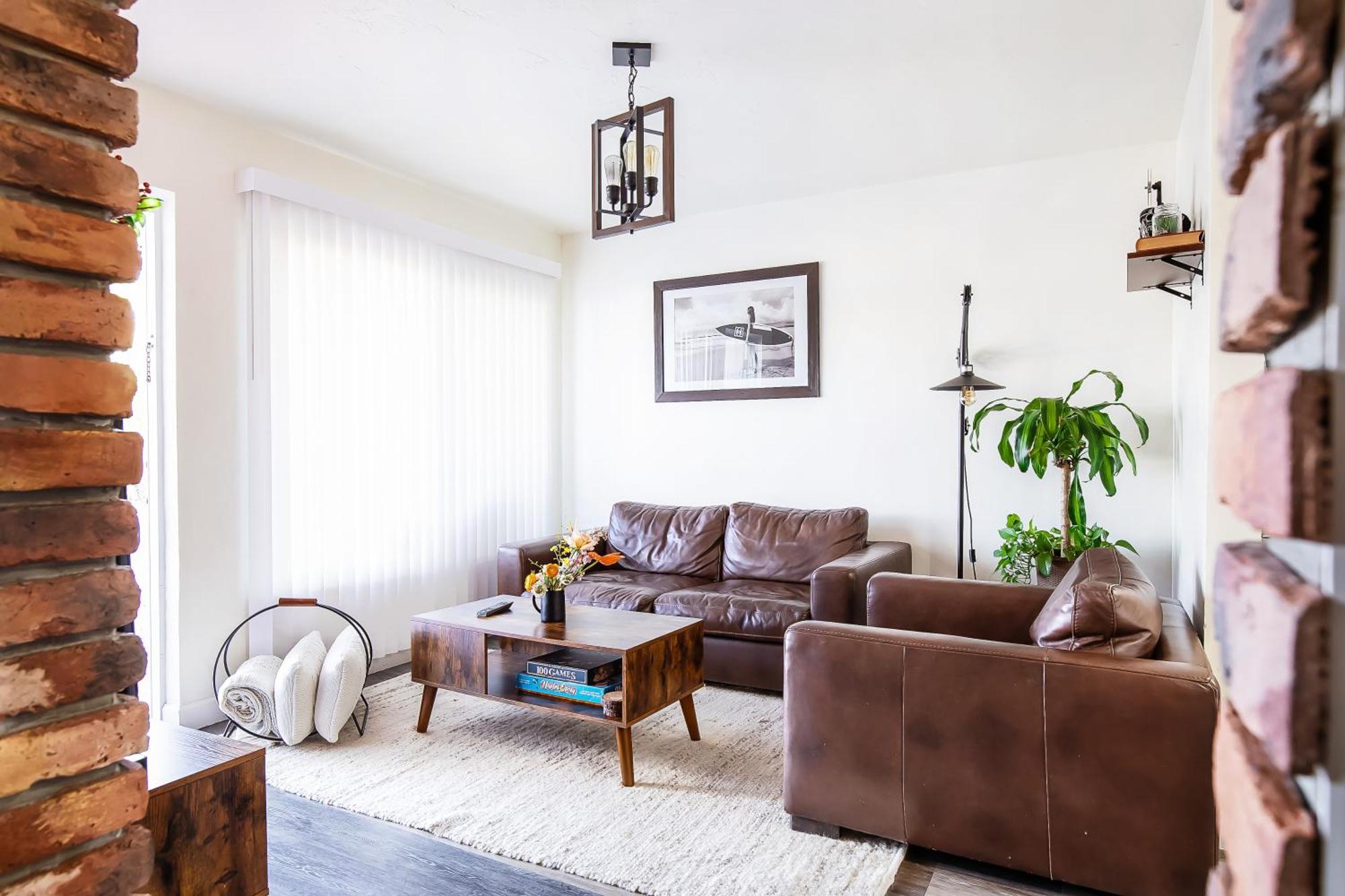 Brick Enclave With Mini Golf & Spa, 5mins To *