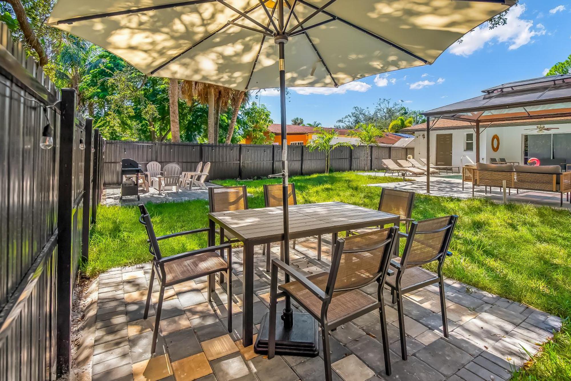 When In Naples!!! Pool Villa-attached, 3 Miles To The *