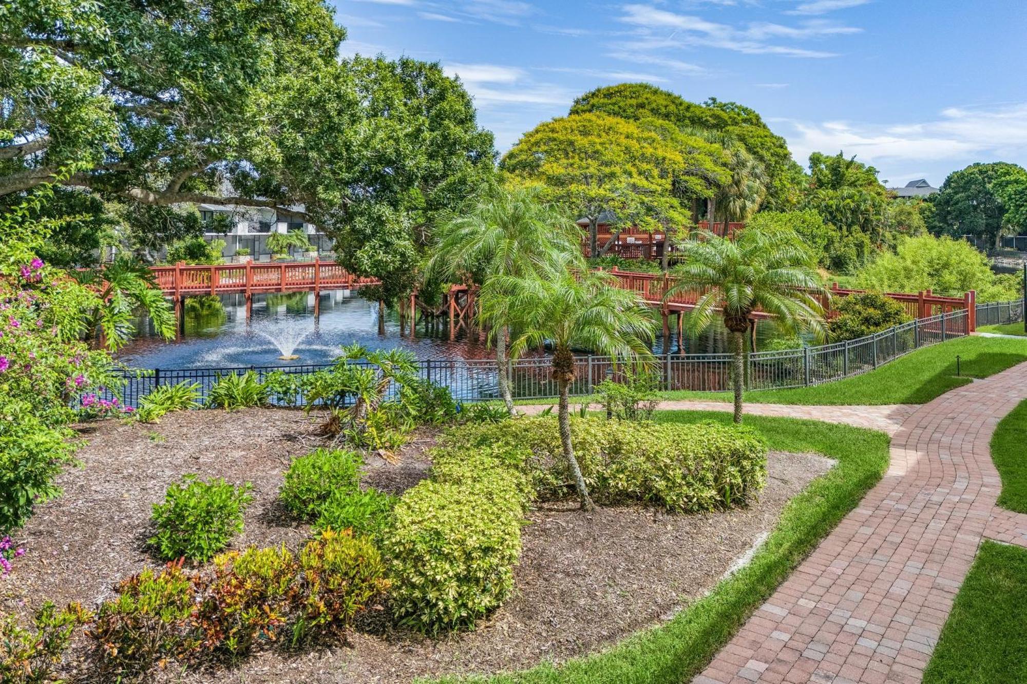 Park Shore Beautiful Deluxe 2 Bed 2bath
