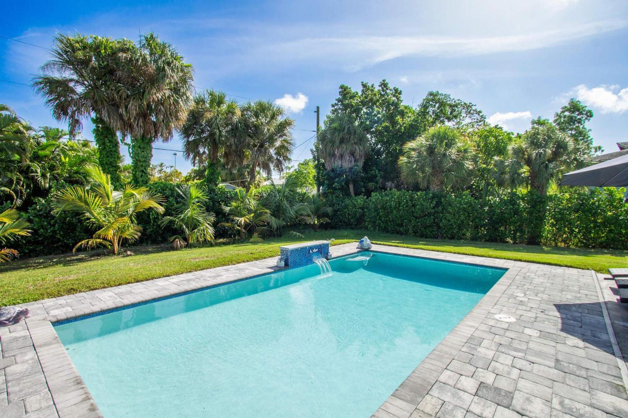 Escape With Furnished Patio And Private Pool!
