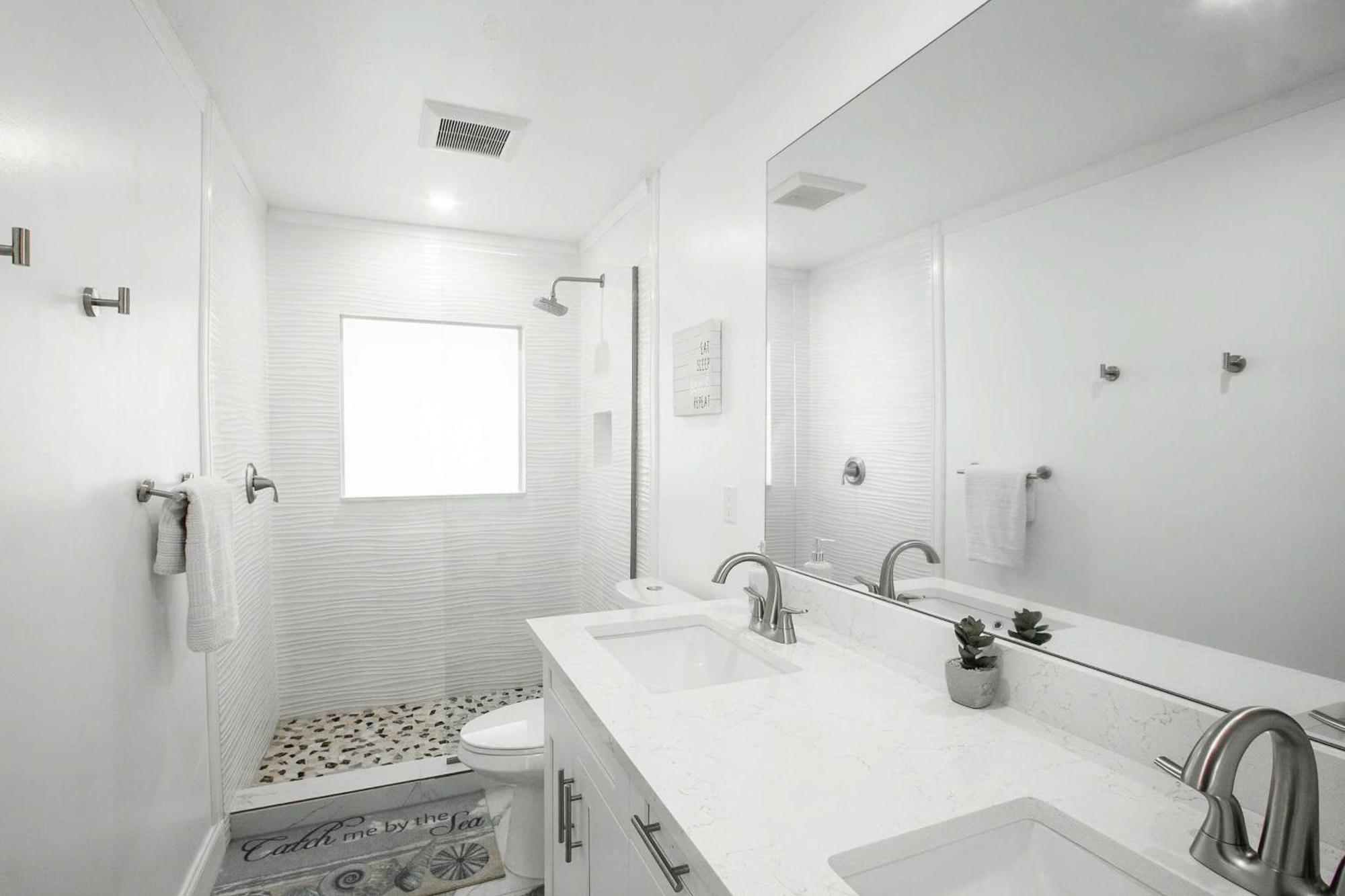 Escape With Furnished Patio And Private Pool!