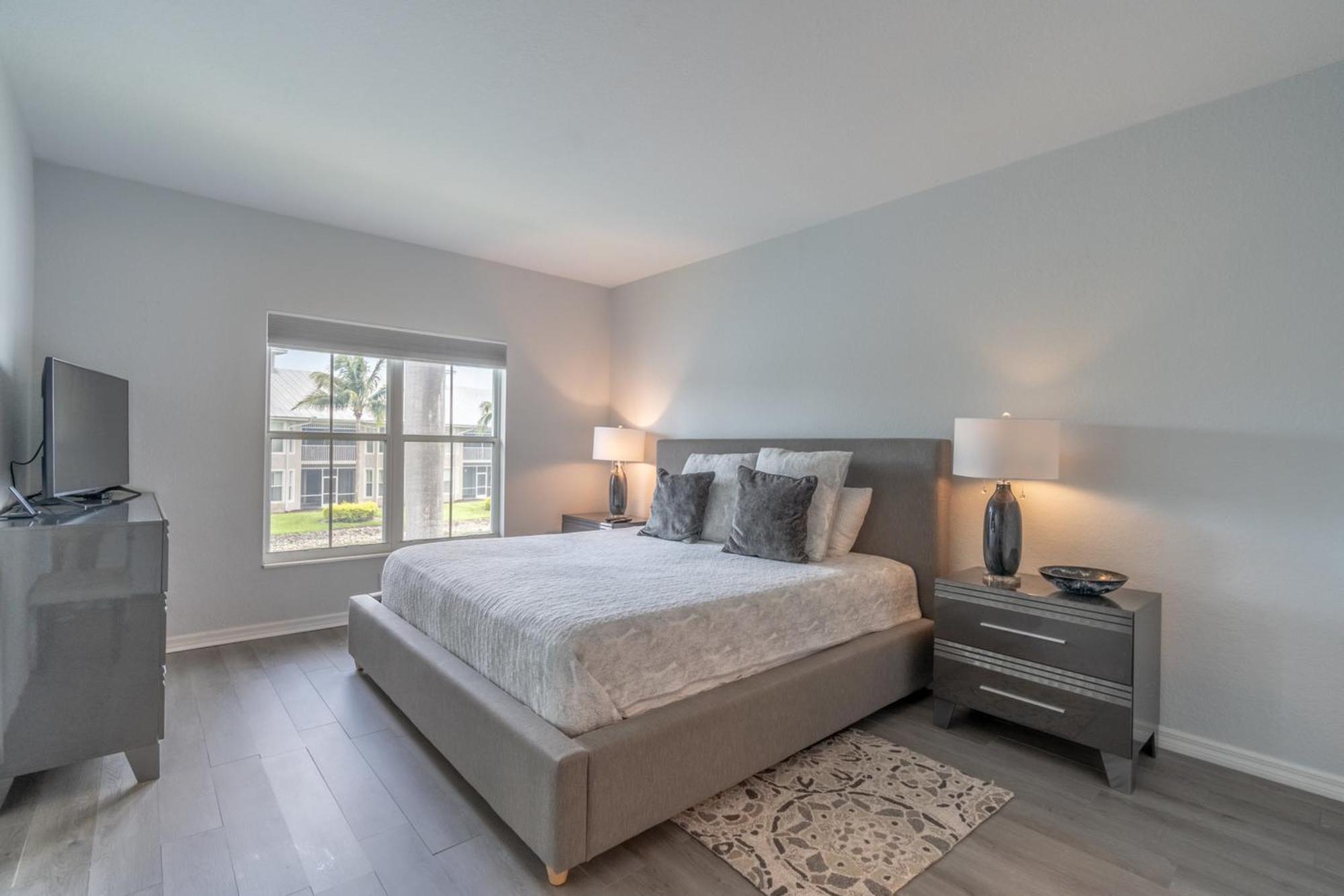 Spacious 2 Bedroom Lely Fl Apartment