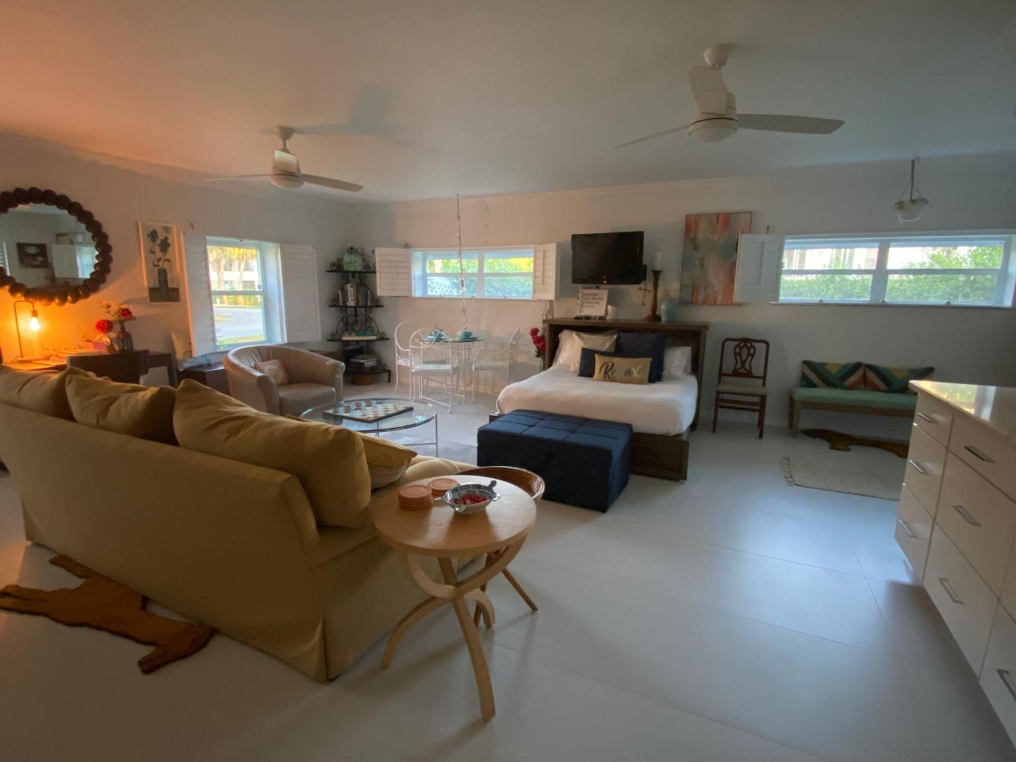Closest To Vanderbilt Beach, New Remodel, Well Appointed, Bbq, Yard, Very Private Many Extras! Apartment *