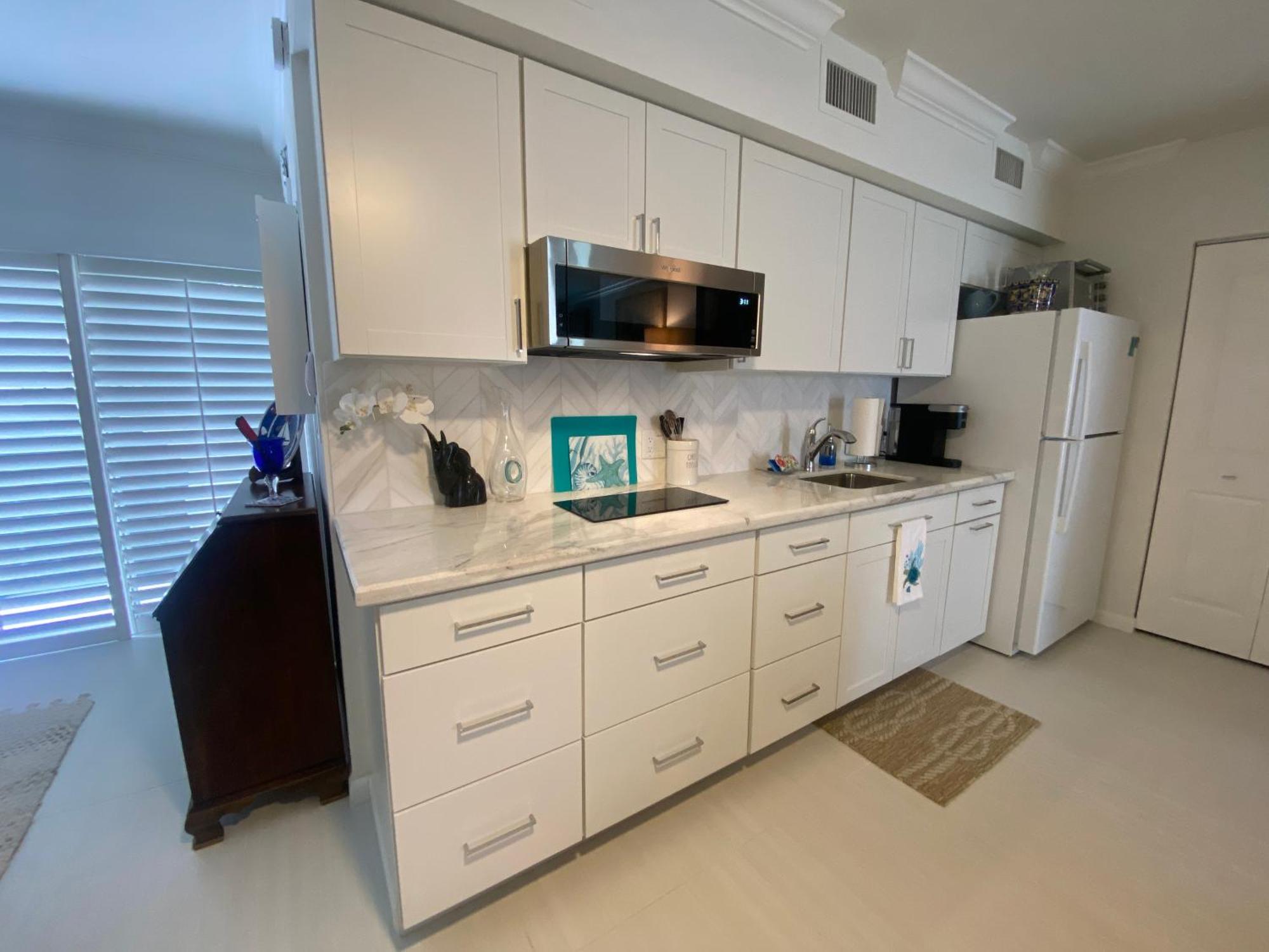 Closest To Vanderbilt Beach, New Remodel, Well Appointed, Bbq, Yard, Very Private Many Extras! * Naples