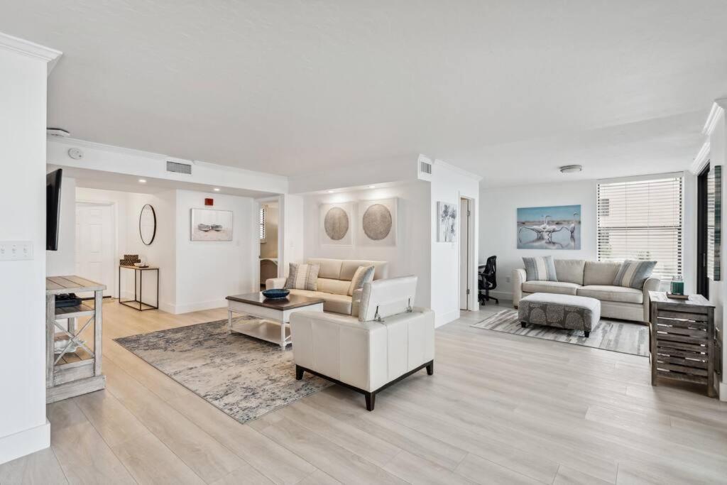 Apartment Beachfront High-rise! Book Today Naples