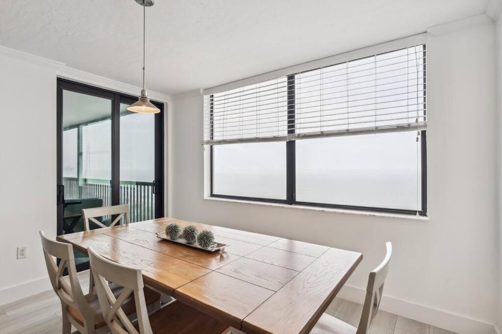 Apartment Beachfront High-rise! Book Today