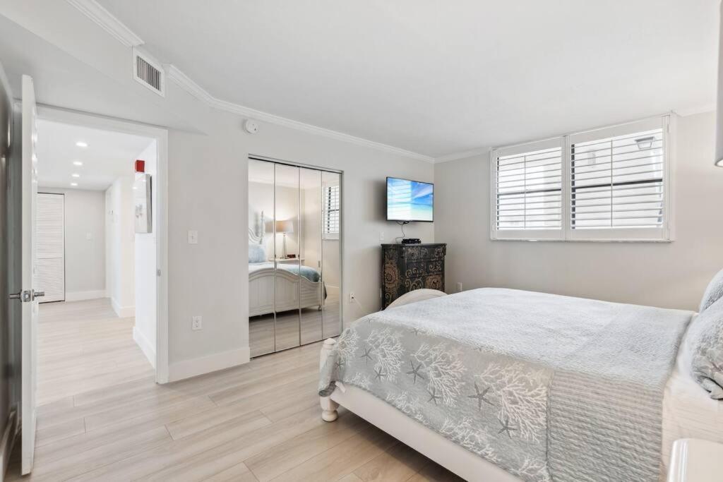 Apartment Beachfront High-rise! Book Today Naples