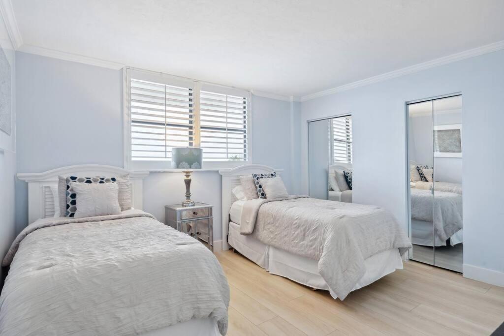 Beachfront High-rise! Book Today Apartment Naples