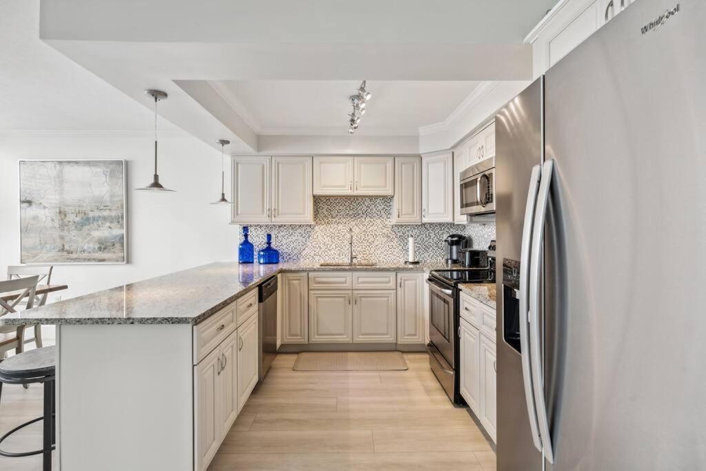 Apartment Beachfront High-rise! Book Today