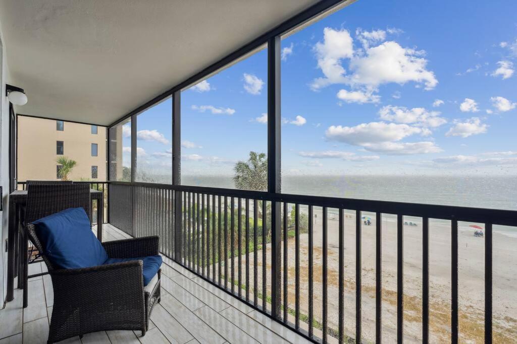 Apartment Beachfront High-rise! Book Today Naples