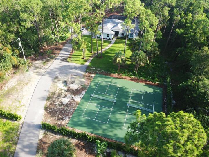Villa Luxury Family Pool, Jacuzzi, 2 Pickleball Court, Ping Pong Table Very Private Sleeps 8 *