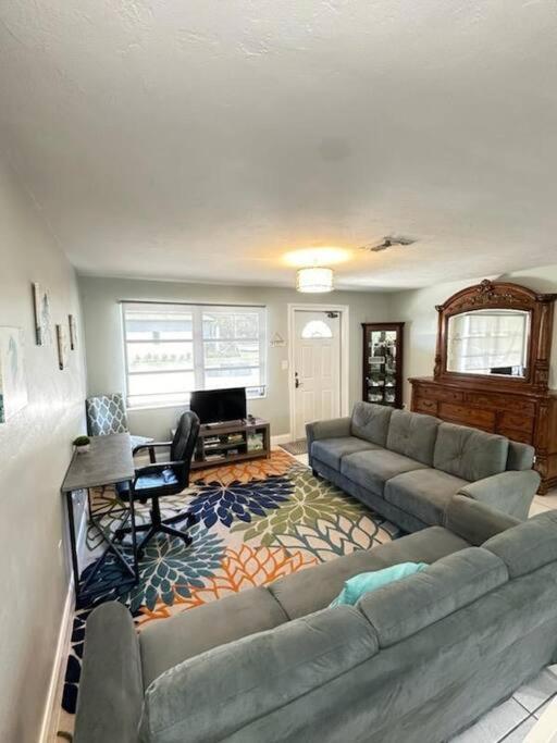 697 Near Beach, Fenced Doggie Area, Cozy Home, Large Driveway Naples