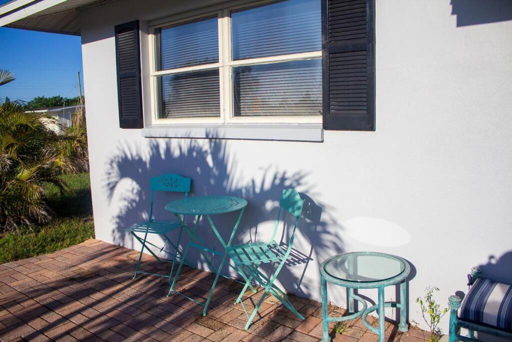 Apartment 697 Near Beach, Fenced Doggie Area, Cozy Home, Large Driveway Naples