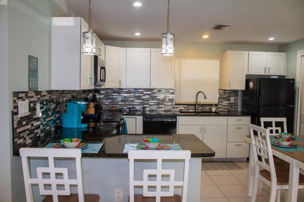 697 Near Beach, Fenced Doggie Area, Cozy Home, Large Driveway Apartment