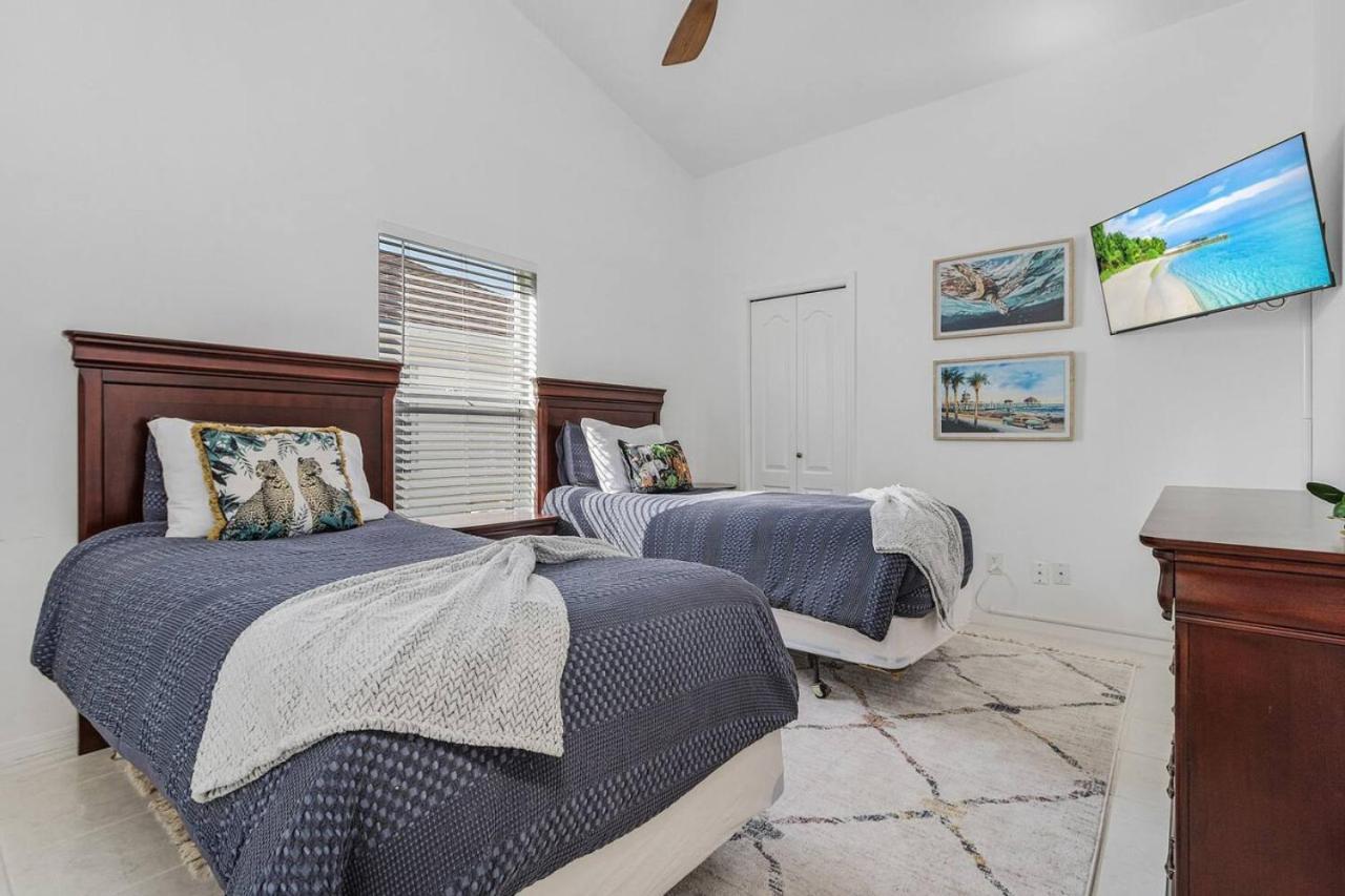 Serene Pool In Gated Community-naples