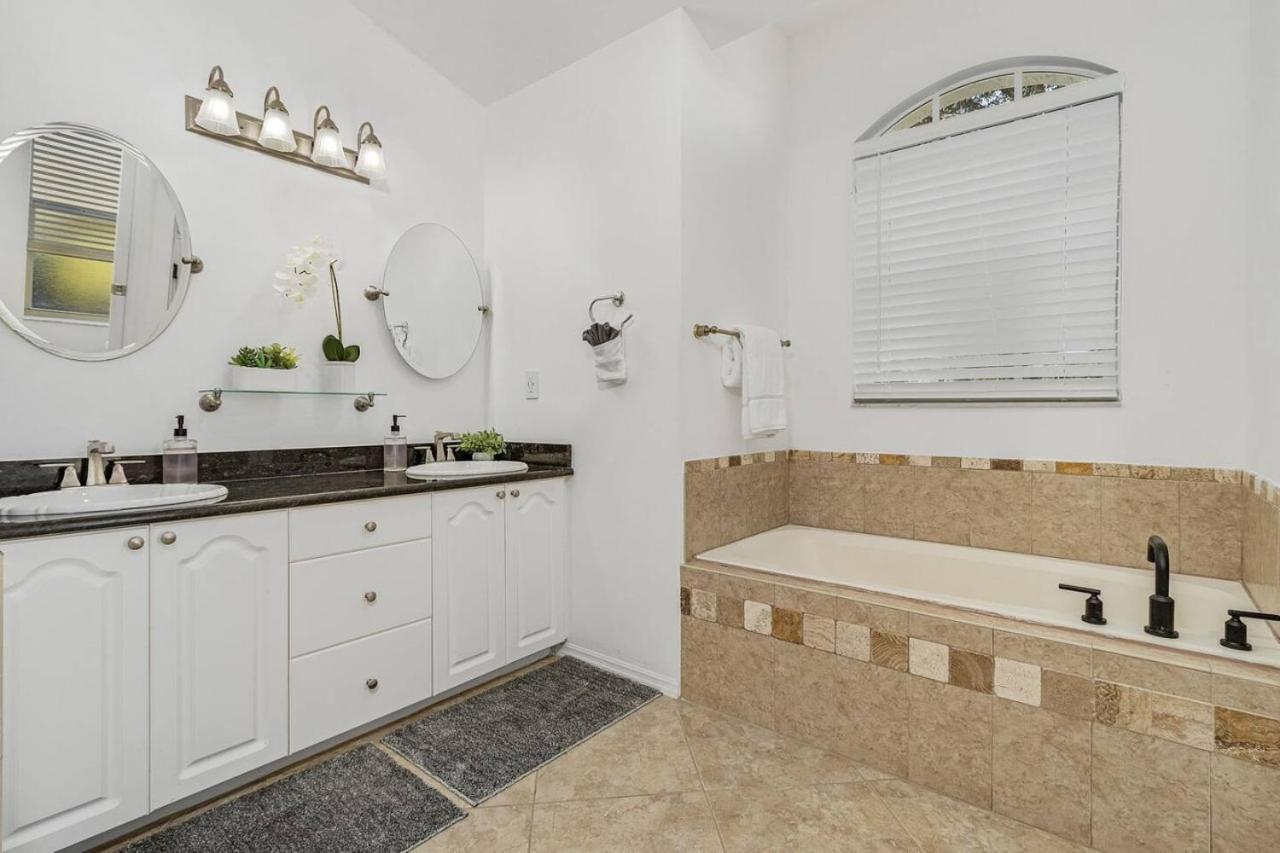 Serene Pool In Gated Community-naples Holiday home