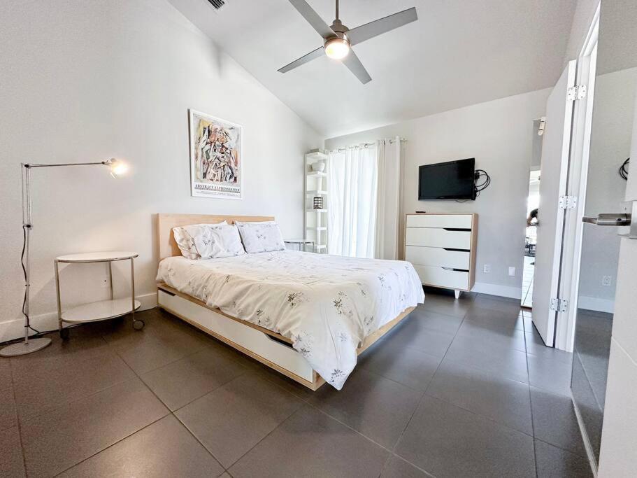 The Pop Hauz - Large Pool House Naples