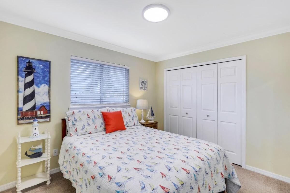 Bike To Beach, Heated Pool, Sleeps 12 Holiday home *