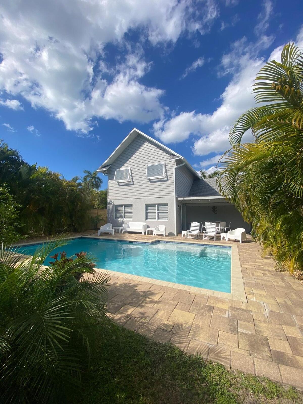 Holiday home Bike To Beach, Heated Pool, Sleeps 12 *