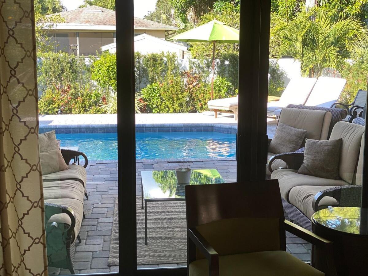 Luxury Abounds At Vanderbilt Pool & * Naples